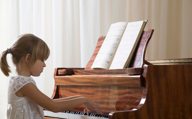 孩子幾歲開(kāi)始學(xué)習(xí)鋼琴比較好 孩子學(xué)鋼琴和不學(xué)鋼琴有什么差別